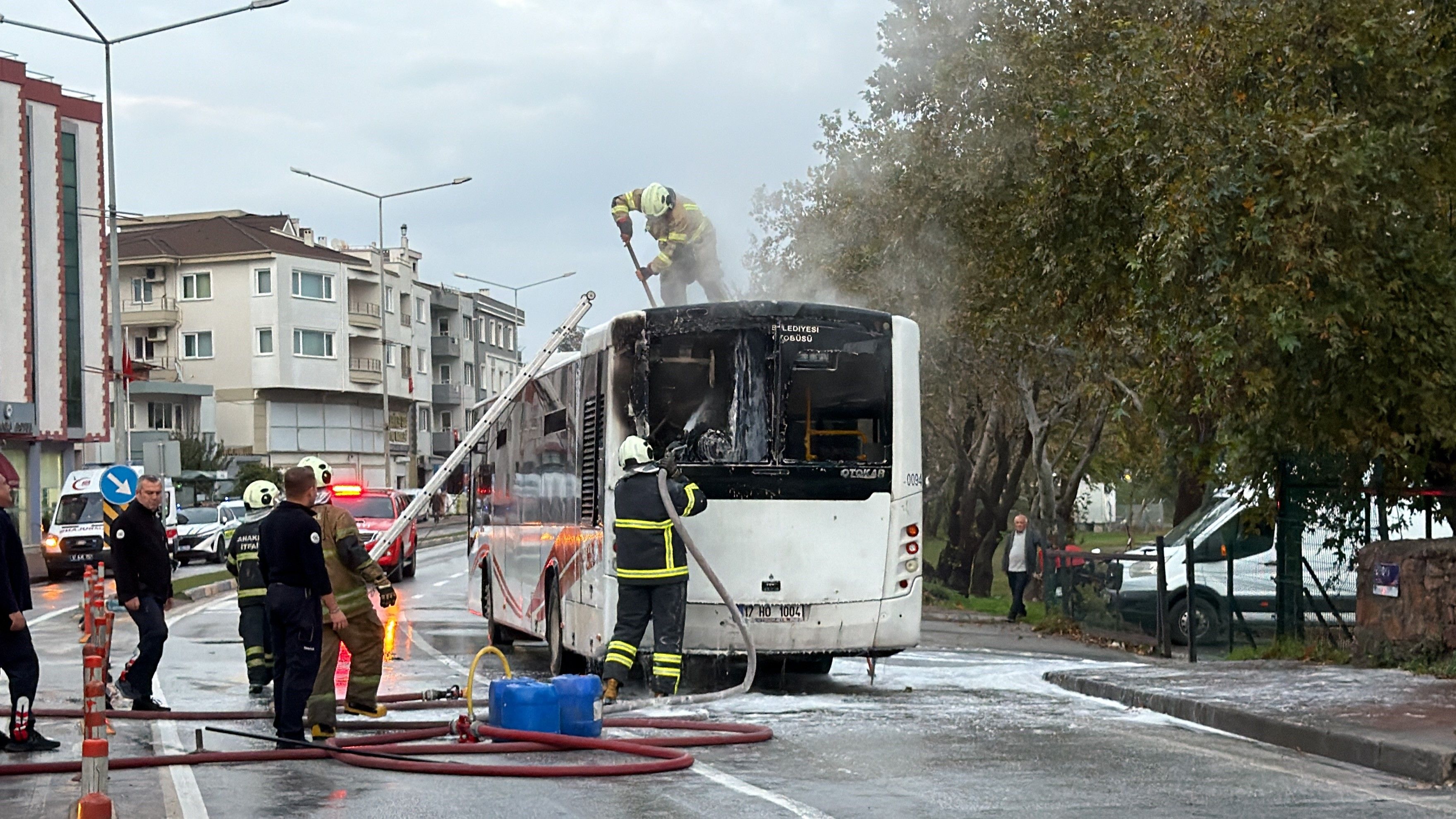 Çanakkale’de Caddede Korku Dolu Anlar! Özel Halk Otobüsü Alev Aldı (3)