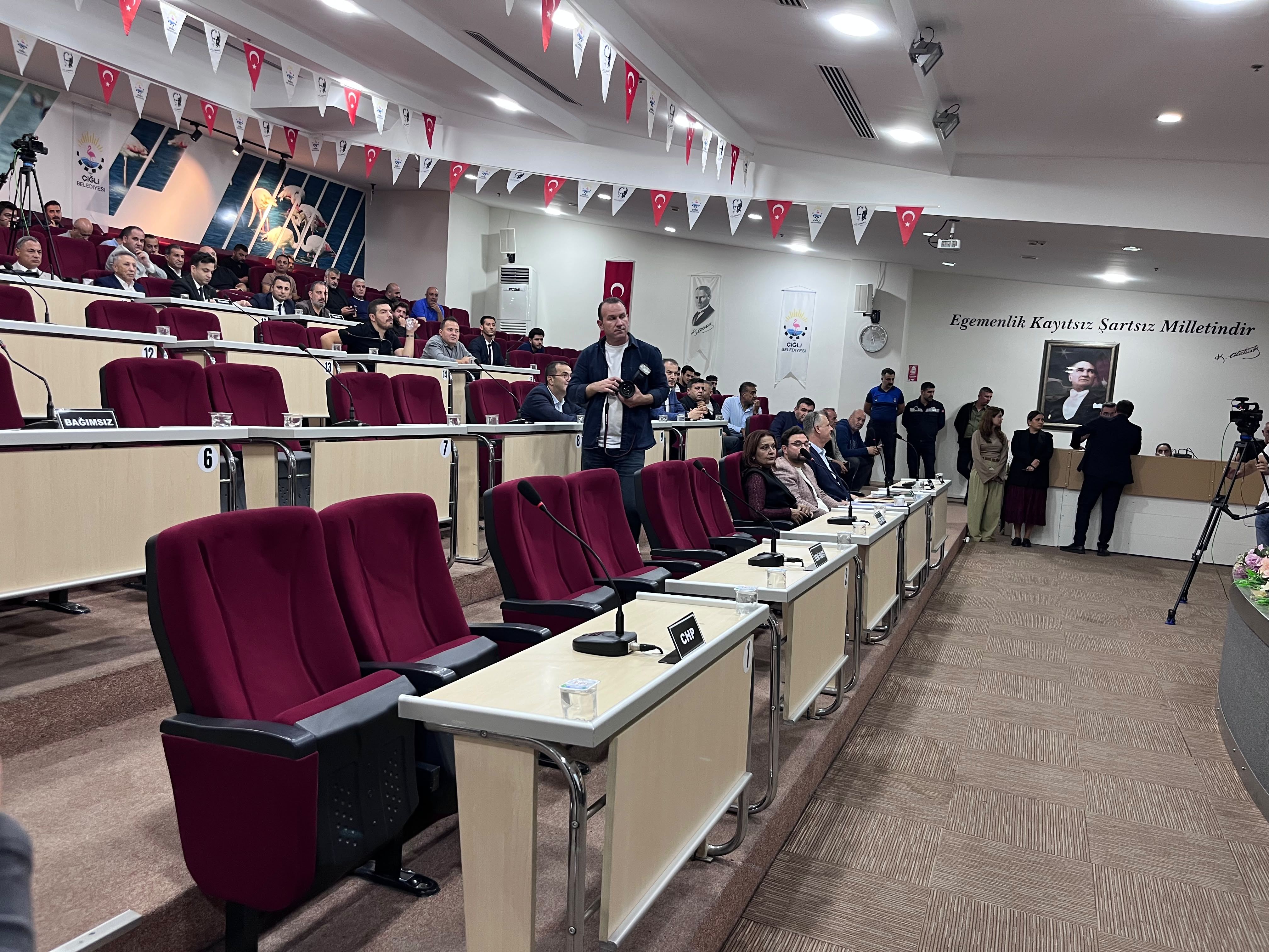 Çiğli Meclisi’nde ikinci yeter sayı krizi! Meclis yine ertelendi