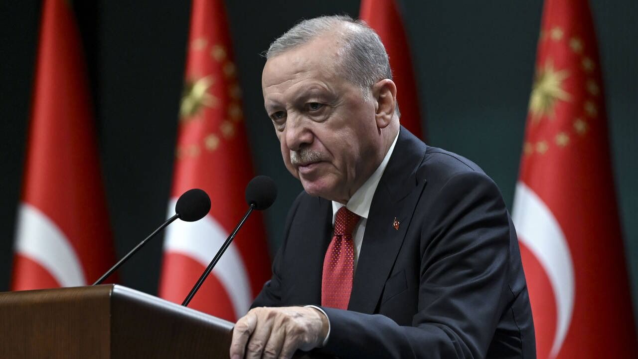 Cumhurbaşkanı Erdoğan: "Kaos ortamında Türkiye'nin kılına zarar gelmemesi için gecemizi gündüzümüze katıyoruz"