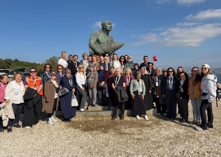Bornovalı kadınlar Çanakkale’nin tarihi alanlarını gezdi