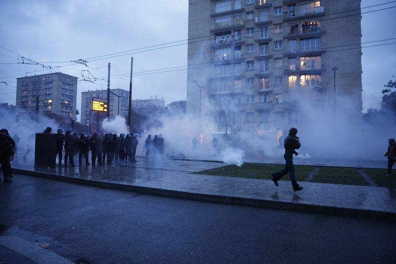 Fransa’da Sokaklar Karıştı! Ülke Genelinde Yaklaşık Bin Kişi Gözaltına Alındı (3)