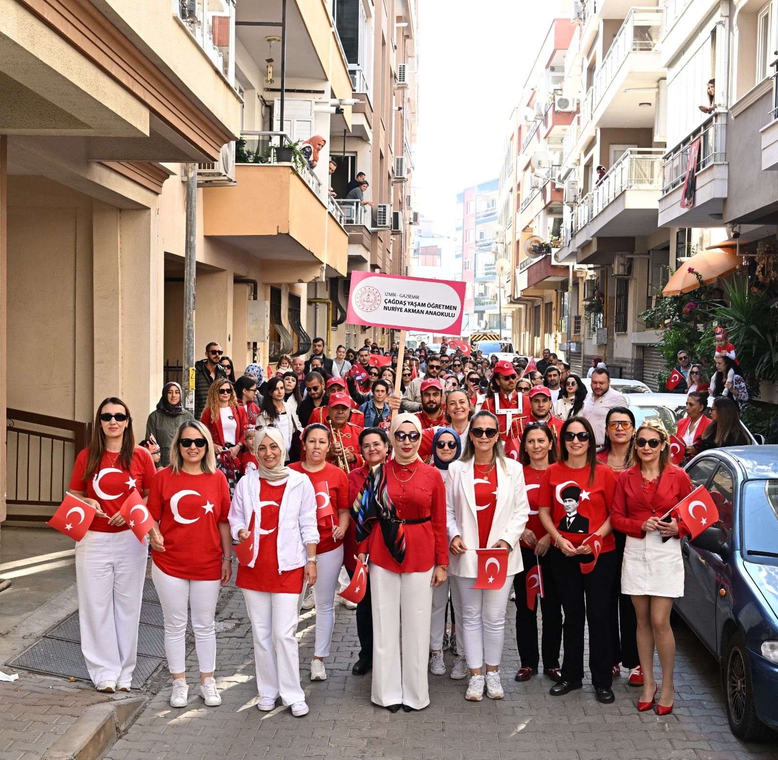 Gaziemir sokakları kırmızı beyaza büründü