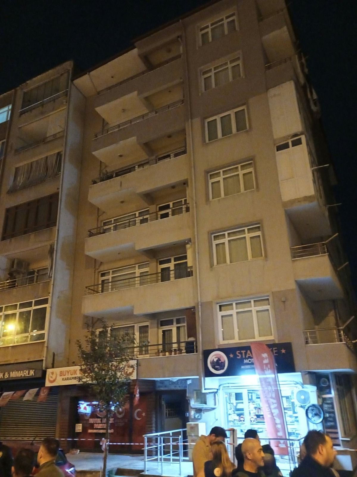 Gece Yarısı Korkutan Olay! Kolon Ve Kirişlerinden Ses Gelen 7 Katlı Bina Boşaltıldı (2)
