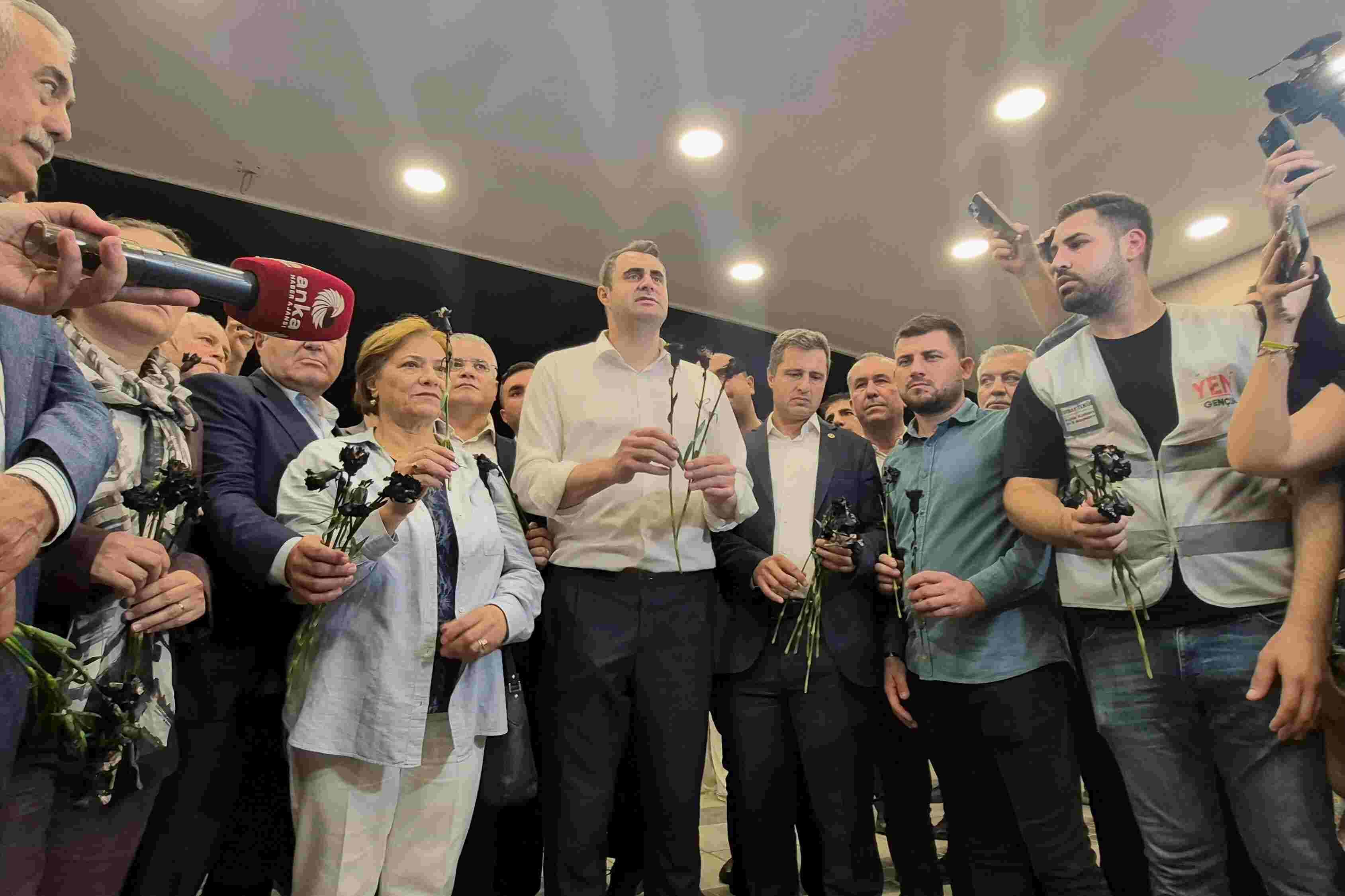 Yeni Parti'den siyah karanfilli protesto