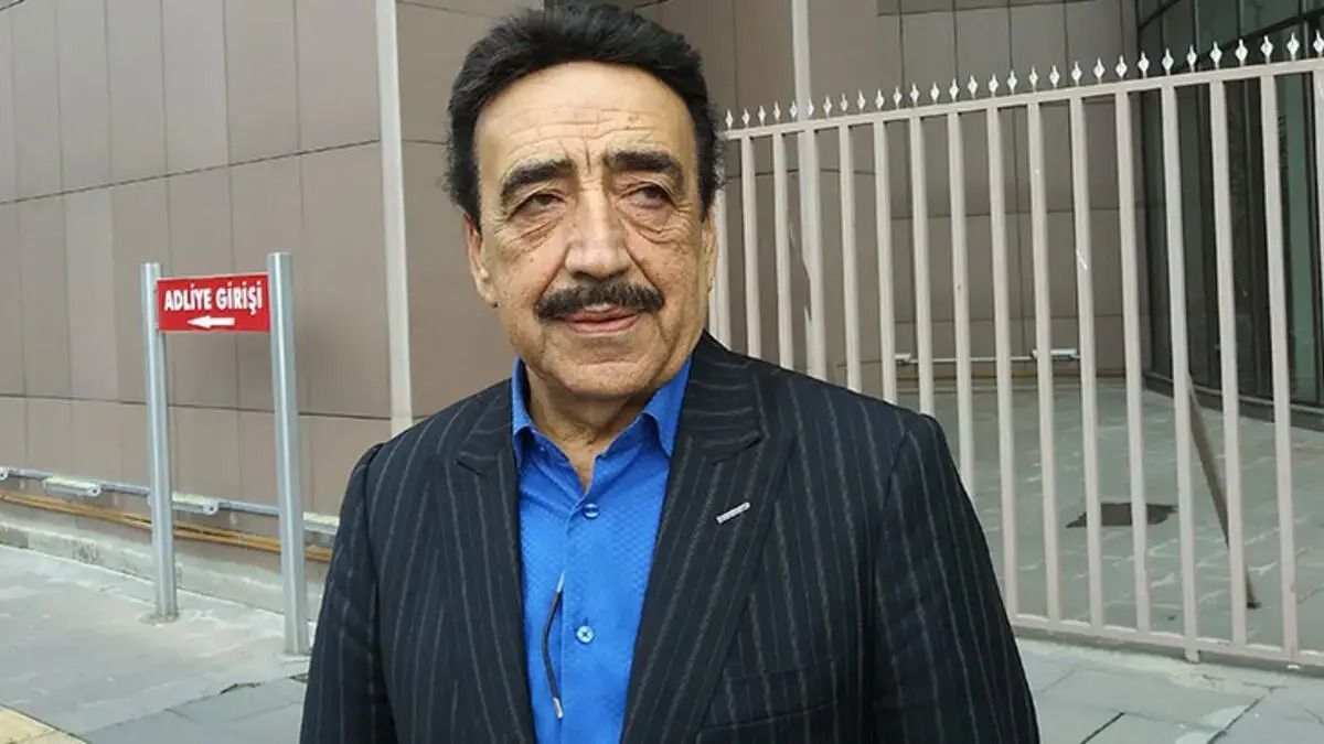 Hakkı Bulut Sahnede Fenalaştı! Sedyeyle Hastaneye Kaldırıldı (1)