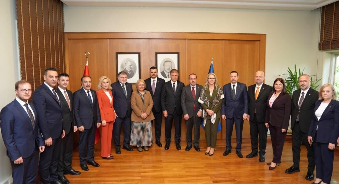 İzmir AK partili Belediye başkanları