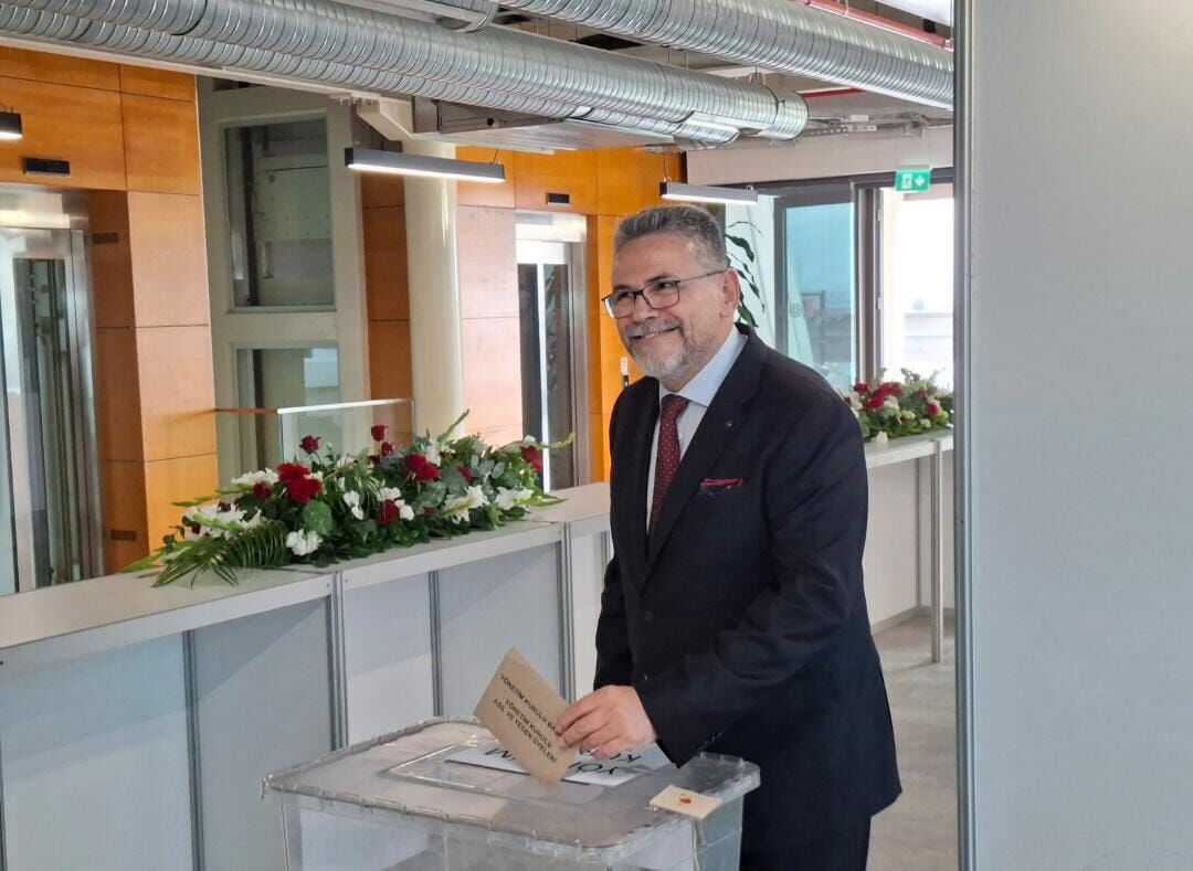 Mustafa karabağlı oy kullanıyor