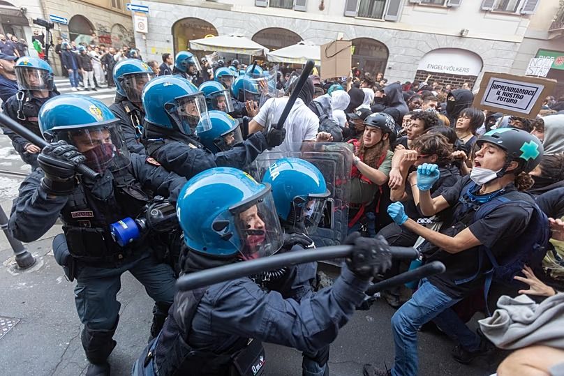 İtalya’da Sokaklar Karıştı! Roma’dan Floransa’ya Polisle Göstericiler Çatıştı (2)