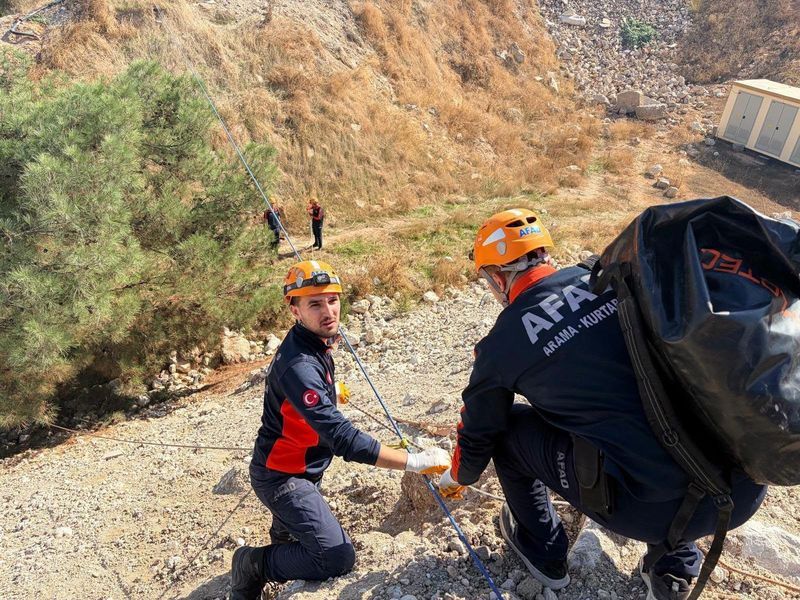 İzmir Buca’da Çamur Havuzuna Düşen Köpek Kurtarıldı (2)