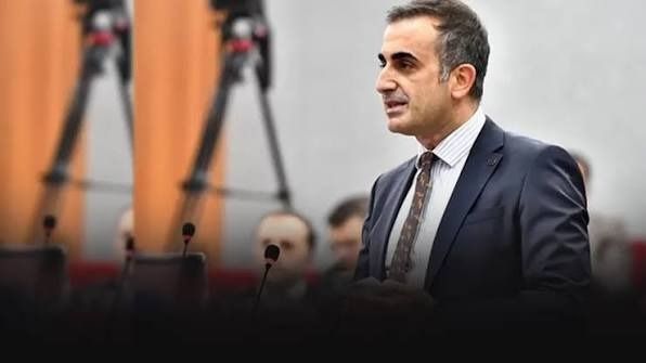 İzmir Büyükşehir’de dikkat çeken ayrılık! Candaş Yeter üç görevini bıraktı