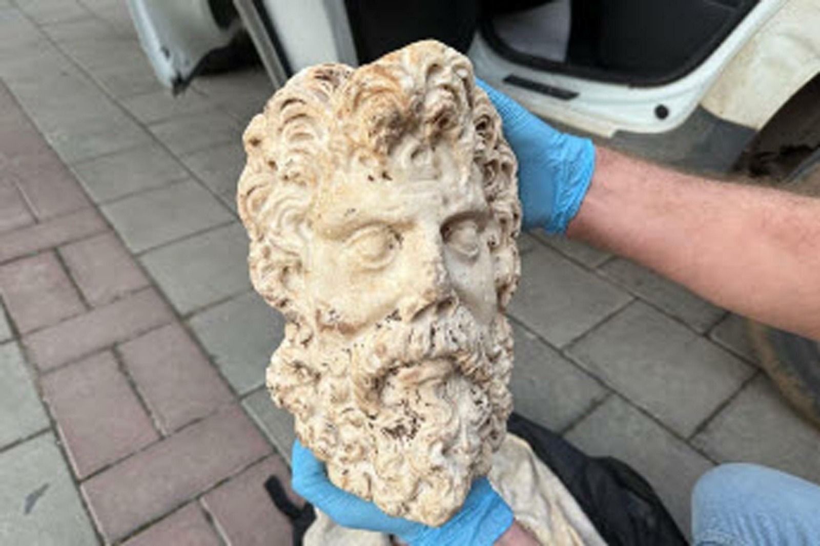 İzmir Konak'ta Roma Tanrısı Zeus’un başı ele geçirildi!