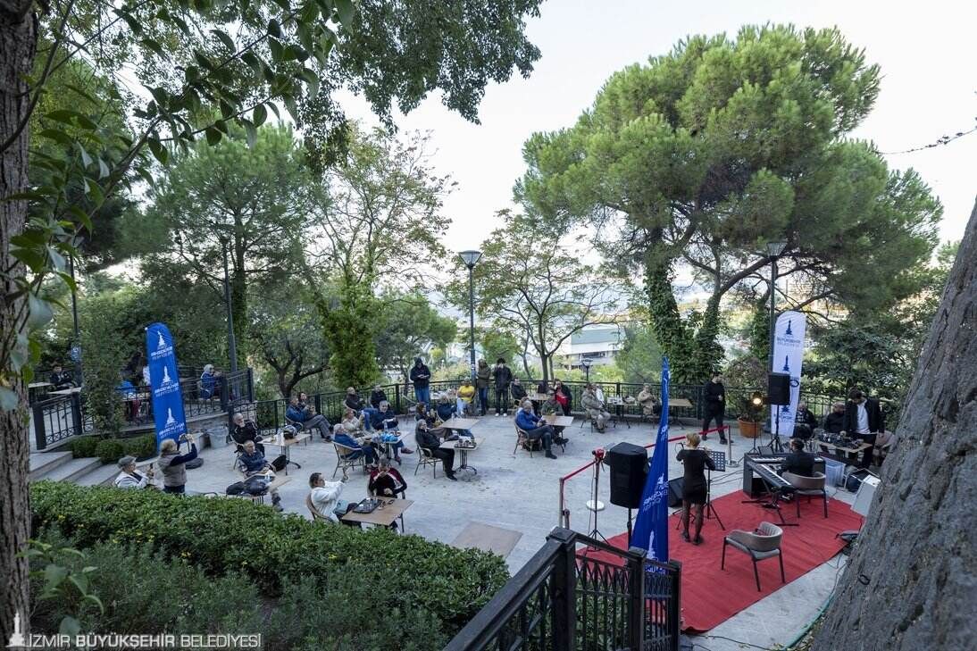 Izmir Şato Kütüphanesi 1 (1)-1