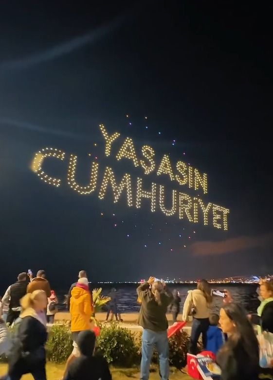 İzmir Semalarında Cumhuriyet Coşkusu Drone Gösterisi Büyüledi (1)
