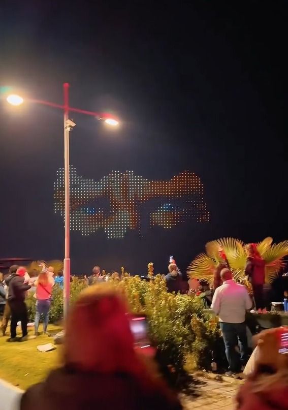 İzmir Semalarında Cumhuriyet Coşkusu Drone Gösterisi Büyüledi (4)