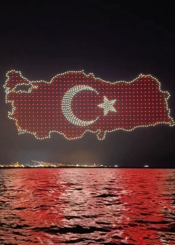 İzmir Semalarında Cumhuriyet Coşkusu Drone Gösterisi Büyüledi (5)