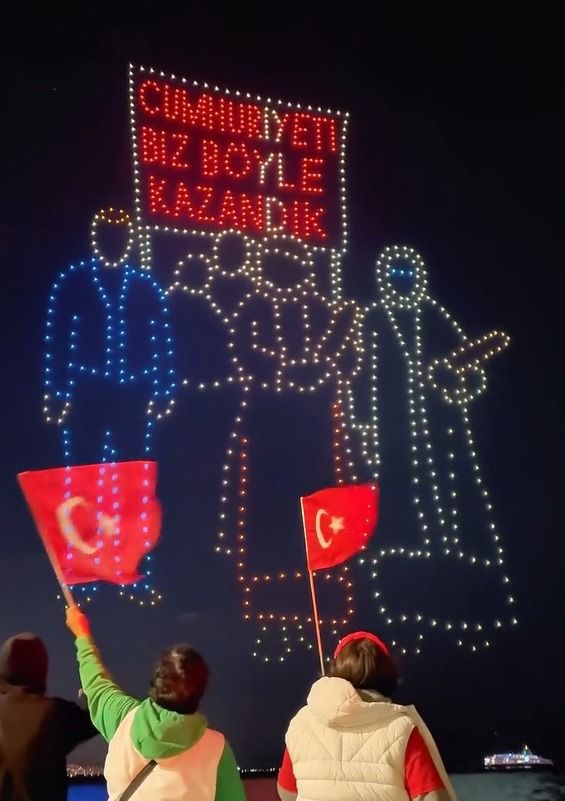 İzmir Semalarında Cumhuriyet Coşkusu Drone Gösterisi Büyüledi (6)