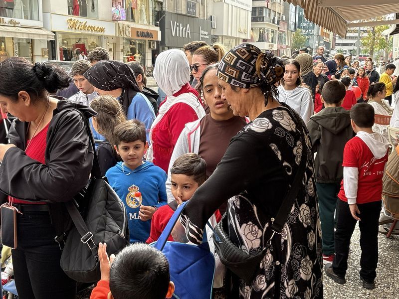 İzmir’de 7 Yıllık Cumhuriyet Geleneği Çocuklara 2 Bin Kişilik Döner Hazırlandı (1)