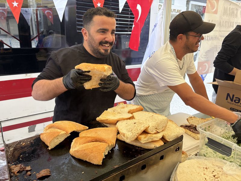 İzmir’de 7 Yıllık Cumhuriyet Geleneği Çocuklara 2 Bin Kişilik Döner Hazırlandı (4)