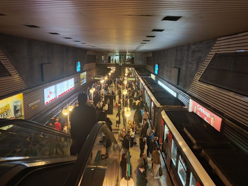 İzmir’de Yağış Ve Metro Arızası Ulaşımı Aksattı İş Çıkışında Yoğunluk Arttı (1)