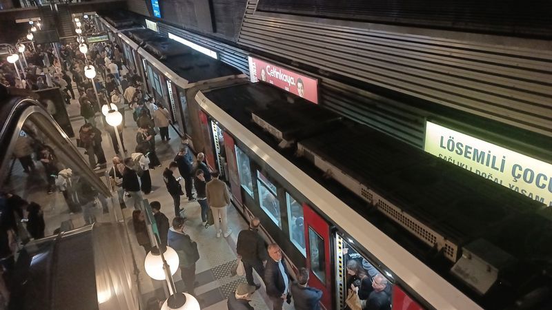 İzmir’de yağış ve metro arızası ulaşımı aksattı: İş çıkışında yoğunluk arttı