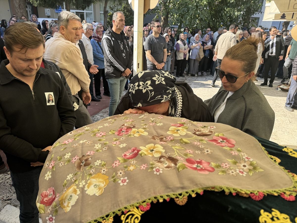 Cübbesi ve tülbendi tabutunun üzerine konuldu