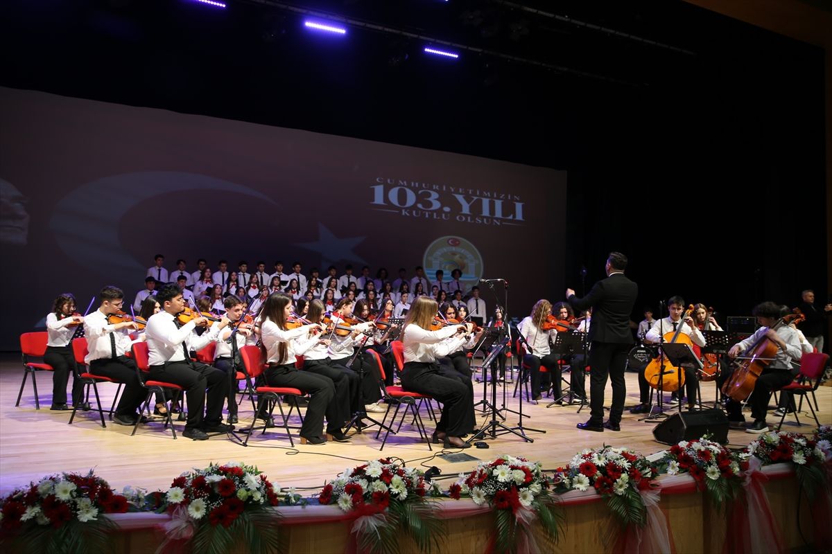 İzmir’in Iki Ilçesinde Cumhuriyet Bayramı Coşkusu Meydanlar Doldu, Gurur Dolu Anlar Yaşandı (3)