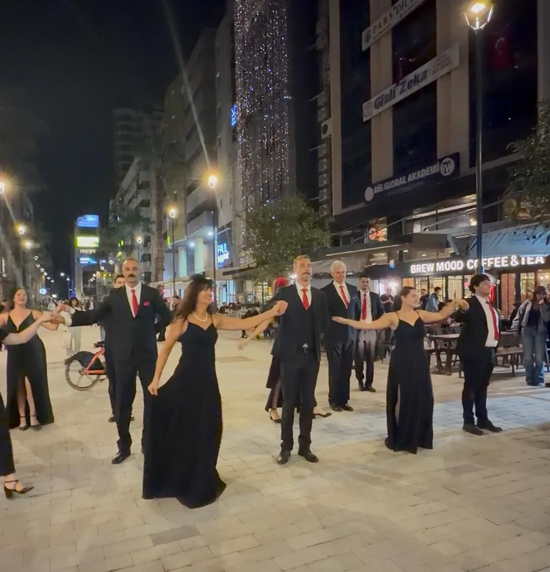 İzmir’in Sokaklarında Cumhuriyet Valsi! (2)