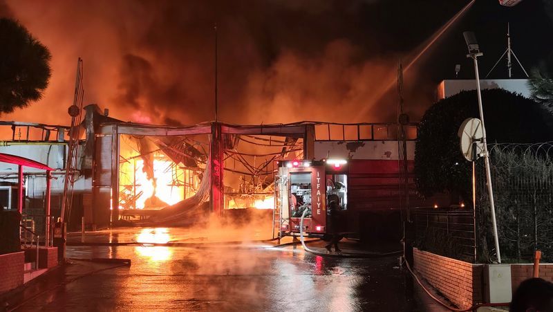 İzmirli İnci Holding’in Manisa’daki Fabrikasında Yangın! Kimyasal Madde Alarmı Verildi (1) 800X451