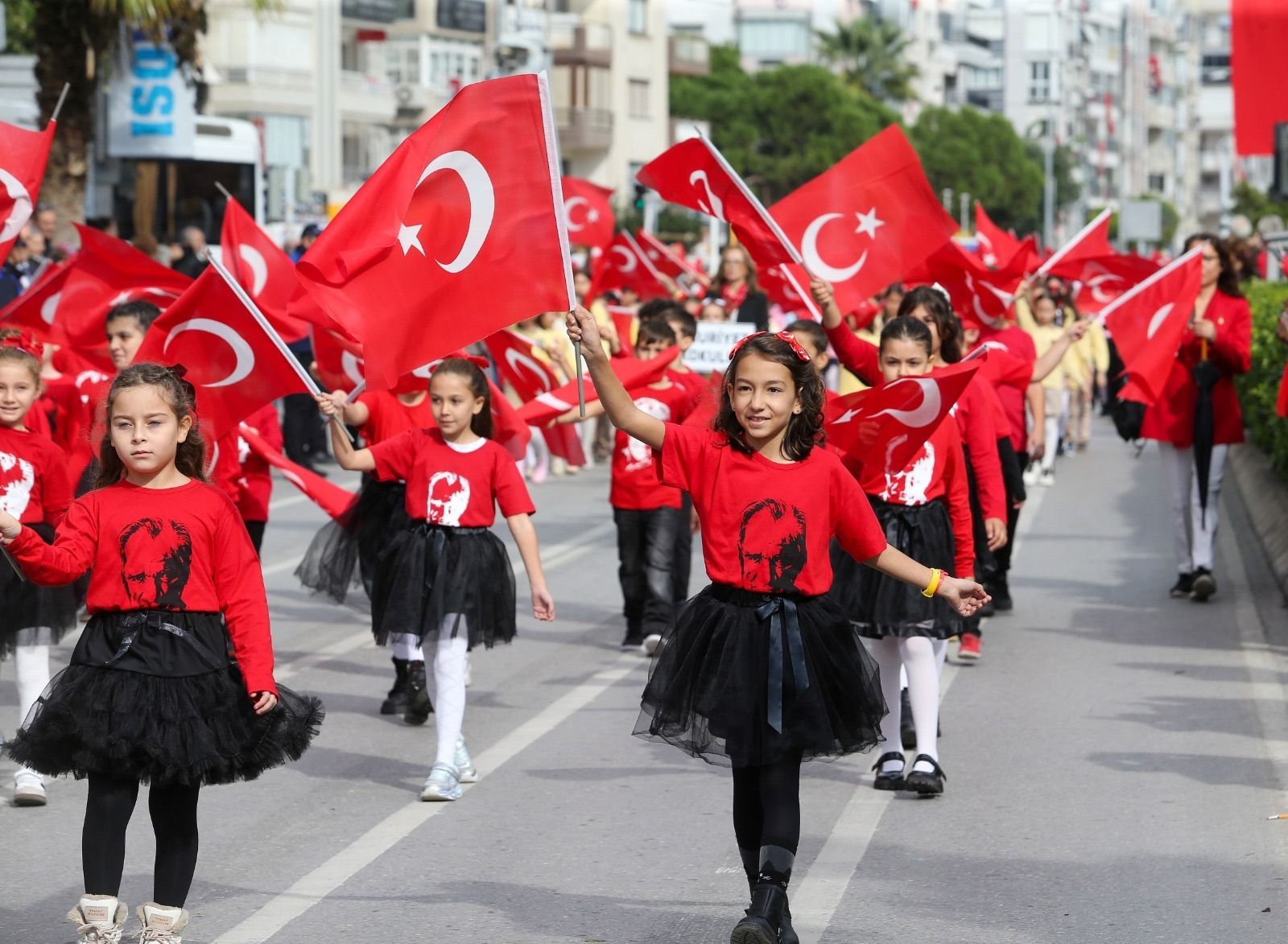 Resmi geçit törenine yoğun katılım