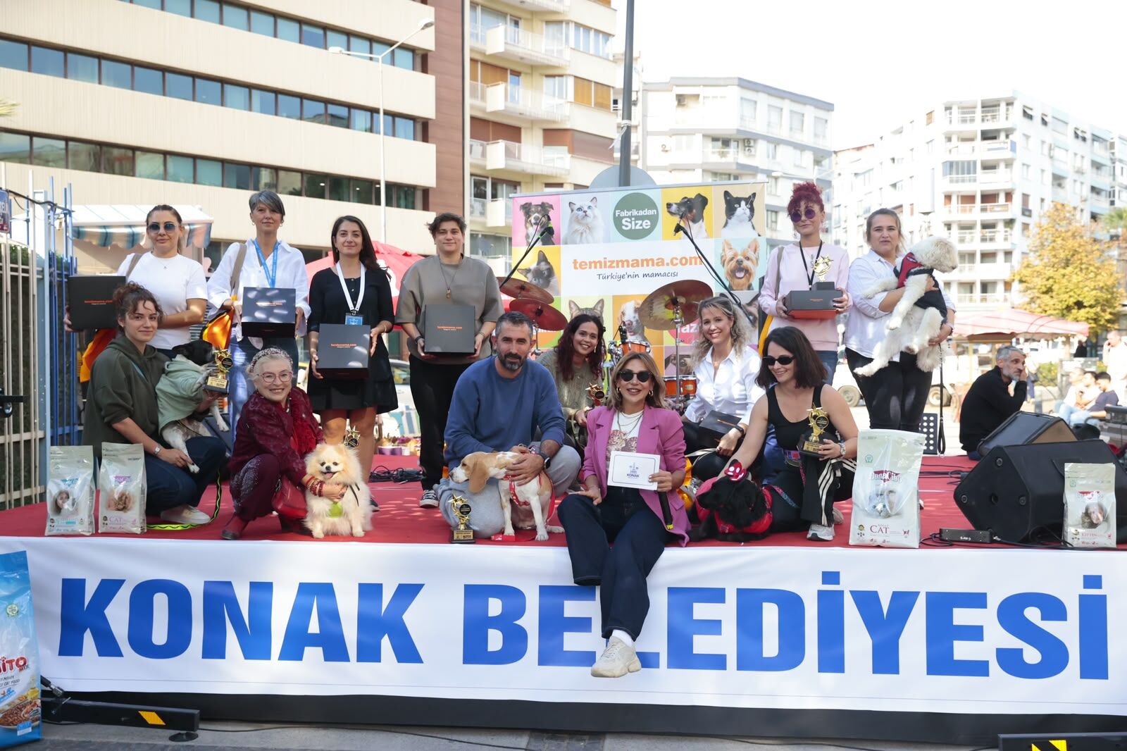 Renkli yarışmalar ve konserlerle sona erdi