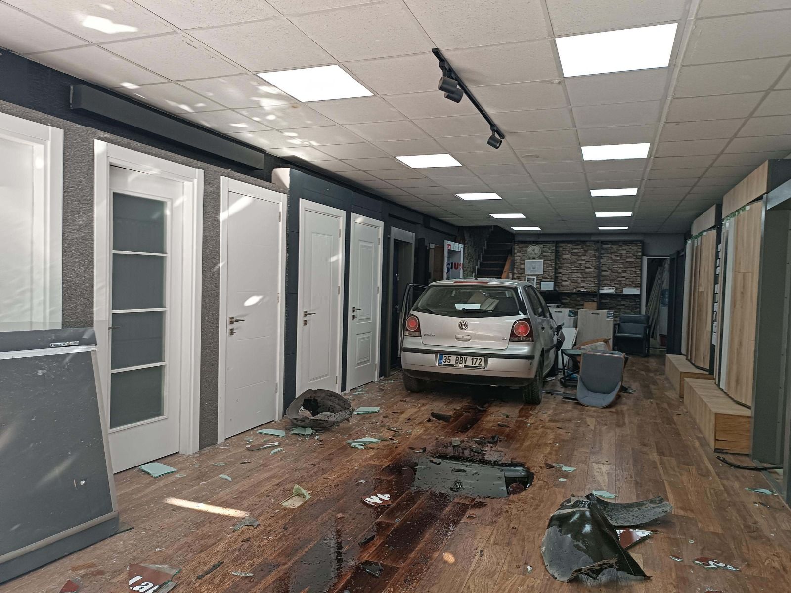 Konak’ta feci kaza ucuz atlatıldı: Kontrolden çıkan araç dükkana daldı!
