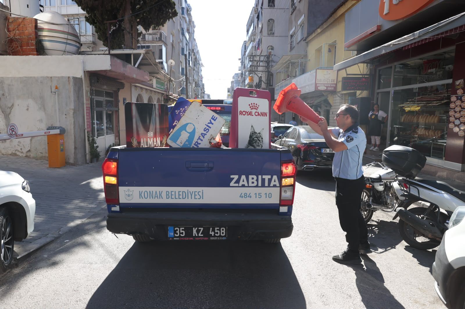 Konak’ta Kaldırım Işgaline Geçit Yok Duba Ve Reklam Panoları Kaldırıldı2