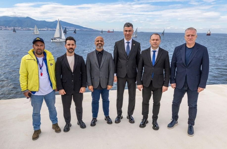 Korfezde Gorsel Solen Izmirde Yelkenciler Cumhuriyetin 103 Yili Icin Ruzgari Arkasina Aldi
