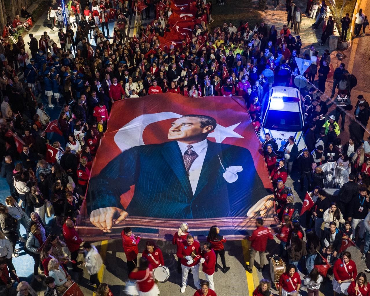 Kuşadası’nda 103. Yıl Gururu 250 Metre Uzunluğundaki Türk Bayrağı Omuzlarda Taşındı (3)