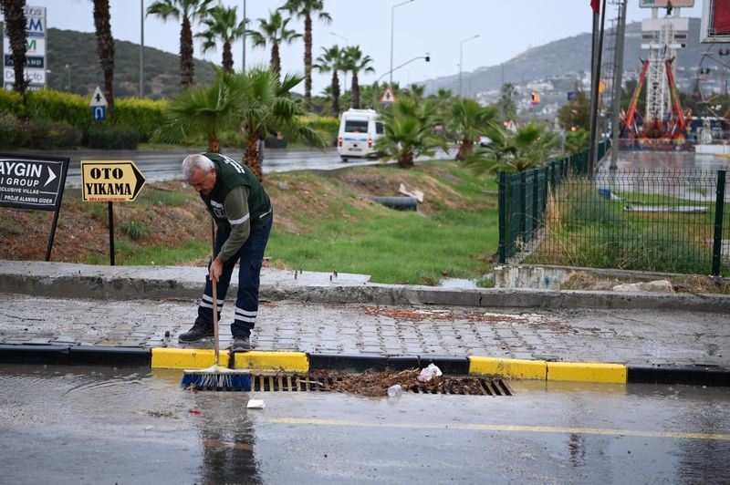 Kuşadası’nda Taşkın Önlemi Mazgallar Temizlendi (1)