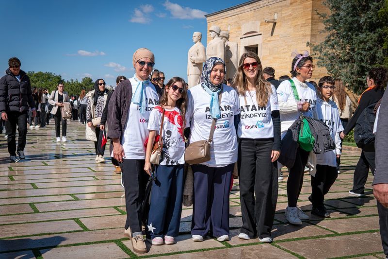 Lösemili Çocuklar Sağlık Ve Eğitim Vakfı (Lösev), Geleneksel Anıtkabir Ziyaretini 3 Ekim'de Gerçekleştirdi. Lösemi Tedavisi Gören Çocuklar Ve Ailelerinin Yanı Sıra Hastalığı Yenerek Sağlığına Kavuşan Gençler, Yet (3)