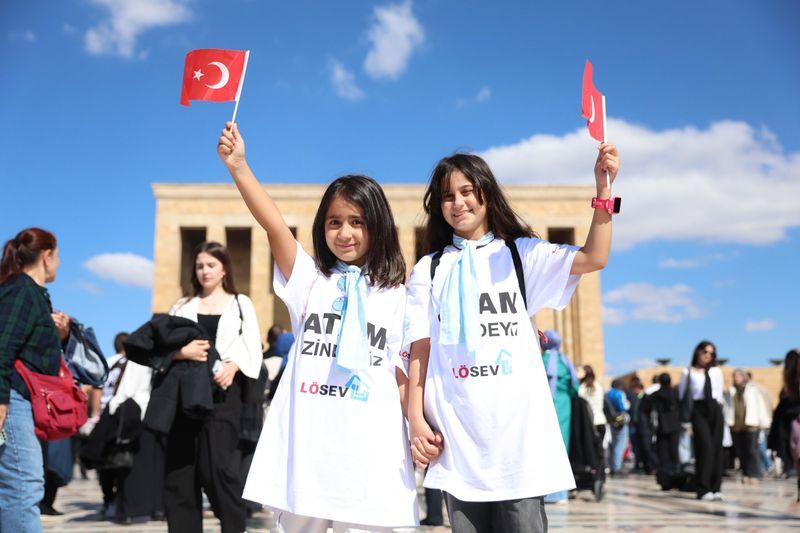 Lösemili Çocuklar Sağlık Ve Eğitim Vakfı (Lösev), Geleneksel Anıtkabir Ziyaretini 3 Ekim'de Gerçekleştirdi. Lösemi Tedavisi Gören Çocuklar Ve Ailelerinin Yanı Sıra Hastalığı Yenerek Sağlığına Kavuşan Gençler, Yet (6)