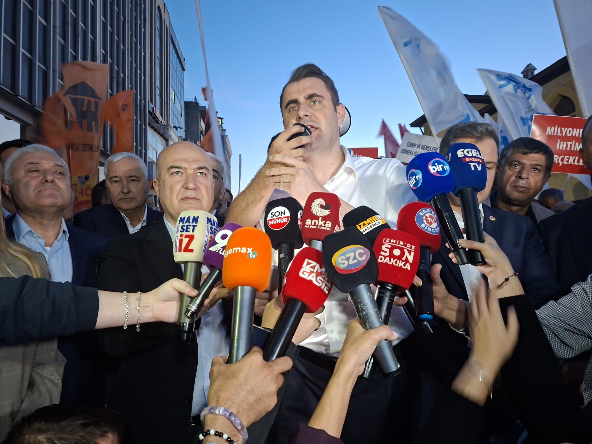 İzmir’in rozet koleksiyoneri başkanından ironi: 6 parti değiştirdi, Tugay’ı eleştirdi