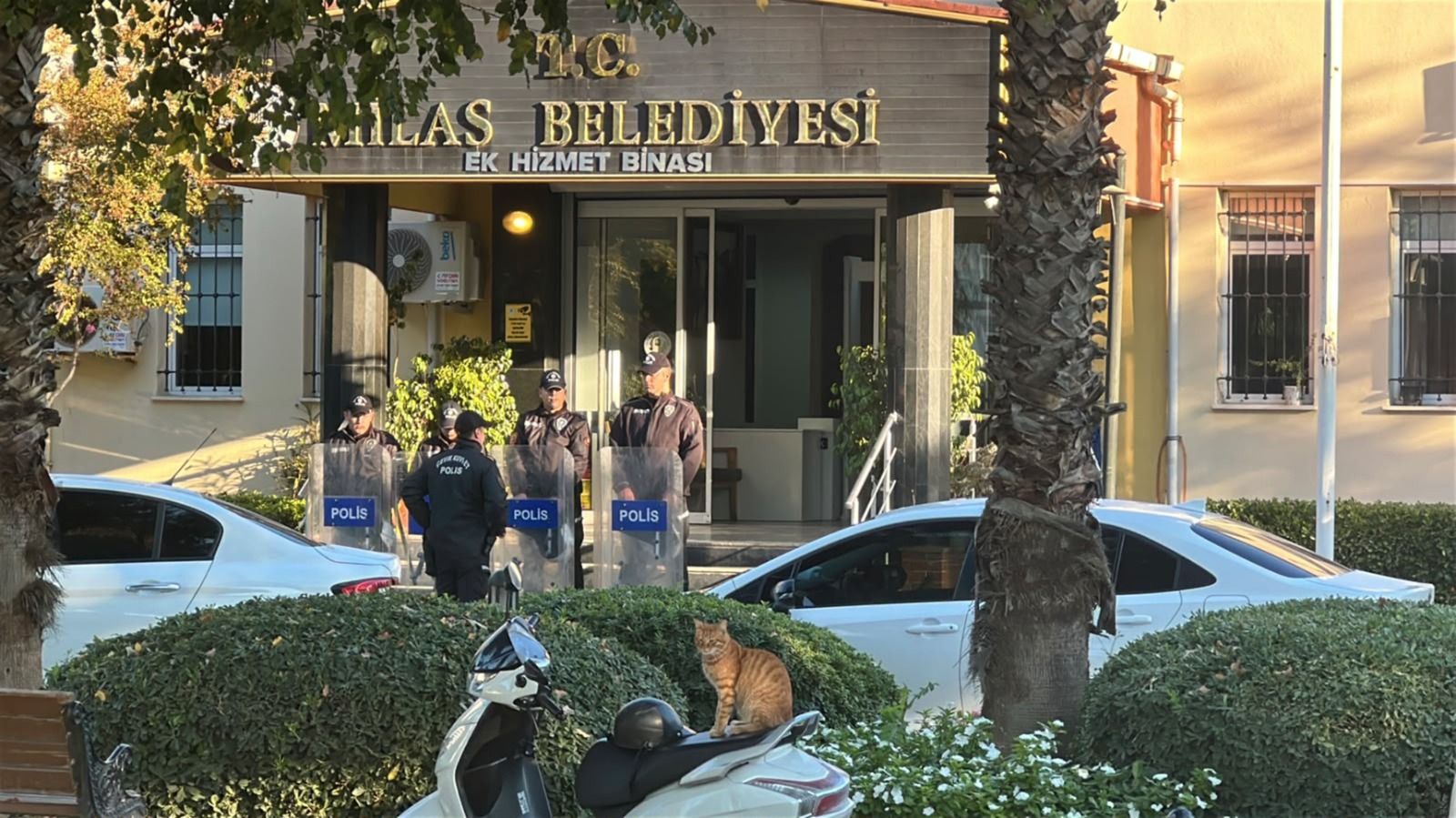 Milas Belediyesine Operasyon Polis Ekipleri Binada Arama Yapiyor