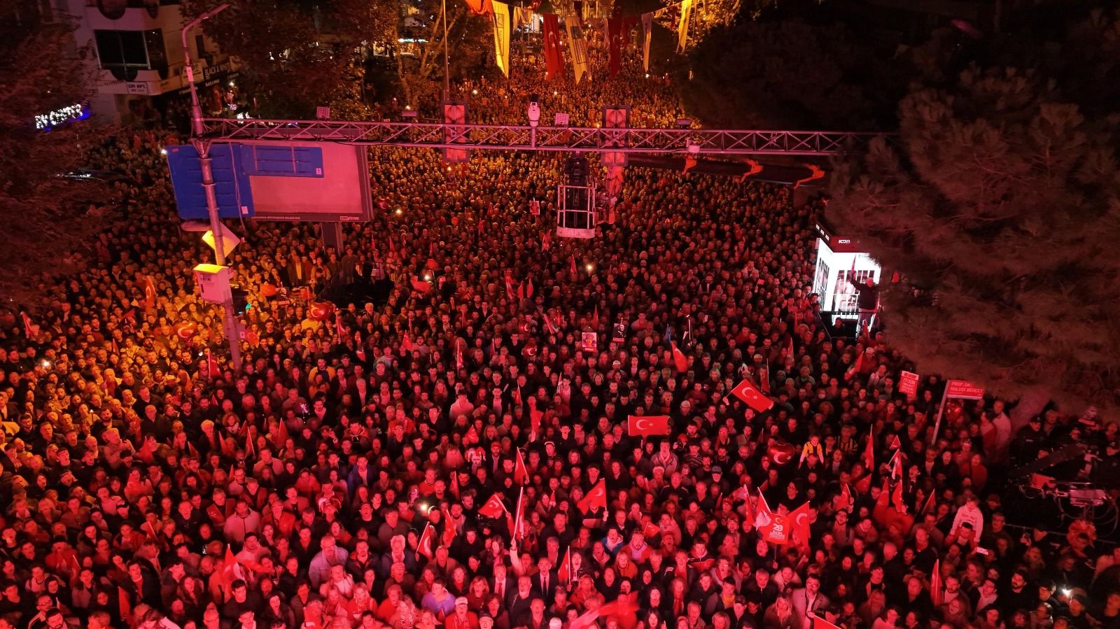 Özgür Özel’den Kadıköy’de Cumhuriyet Mesajı Varlık Içinde Yıkılmasına Izin Vermeyeceğiz (1)