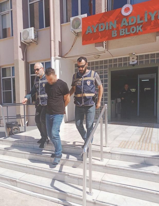 Polis Kapıyı Kırıp Içeri Girdi Eşini Boğmaya Çalışan Şüpheli Tutuklandı (1)