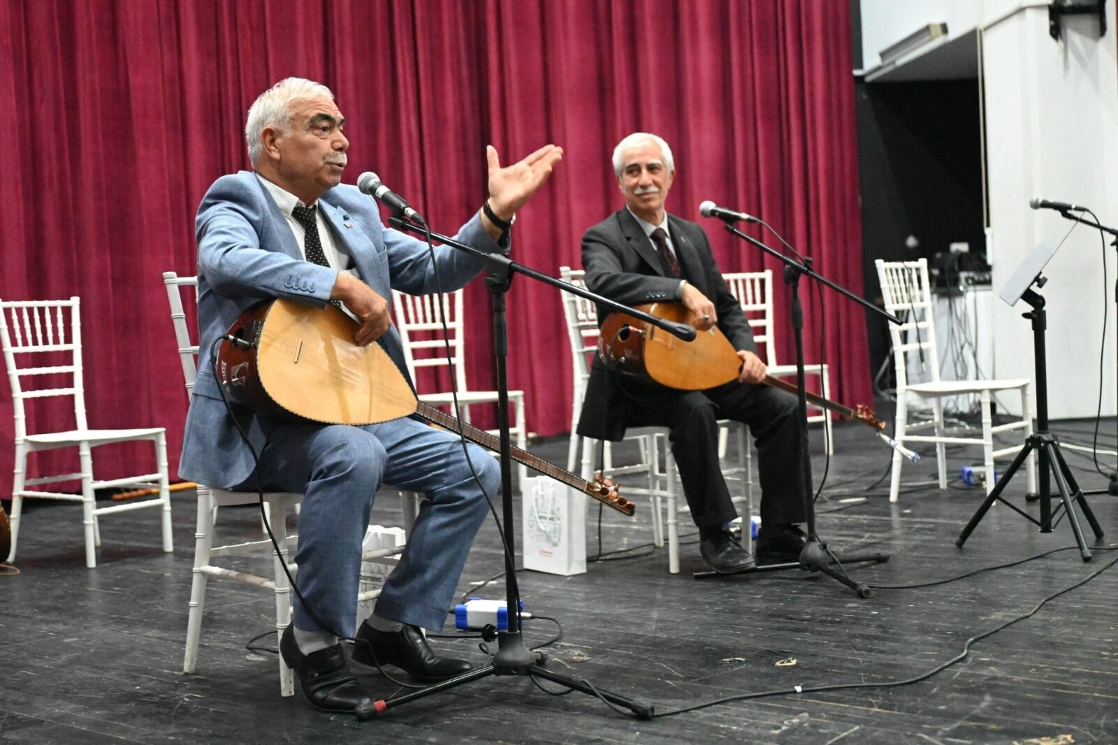 Aşıklar atışması ve türküler büyüledi