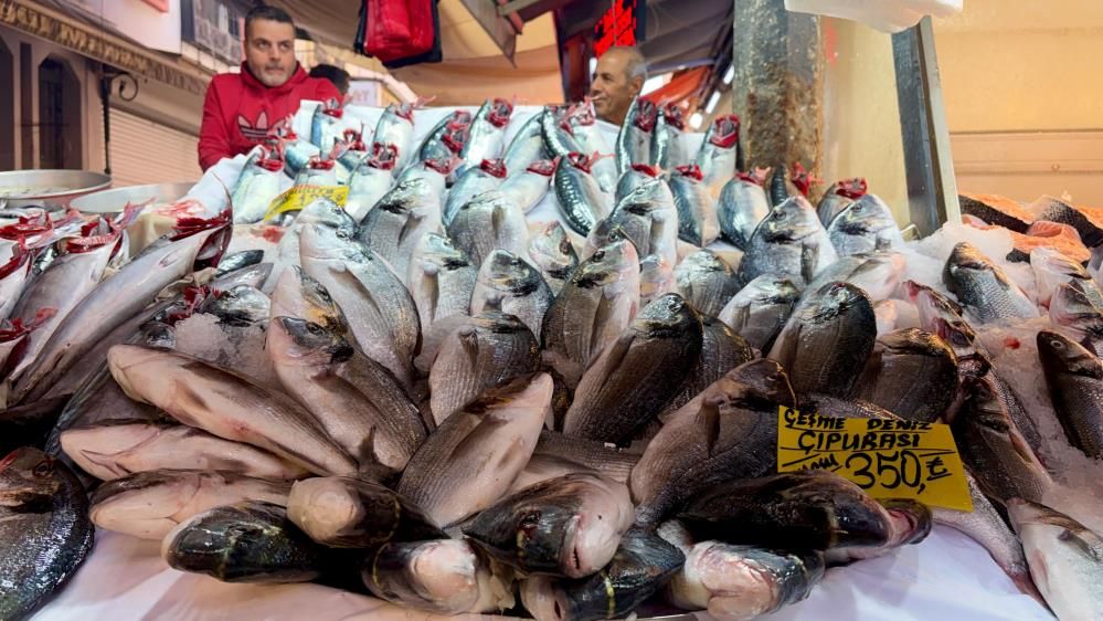 Kemeraltı’nda palamut bolluğu! Fiyatı duyan tezgaha koşuyor