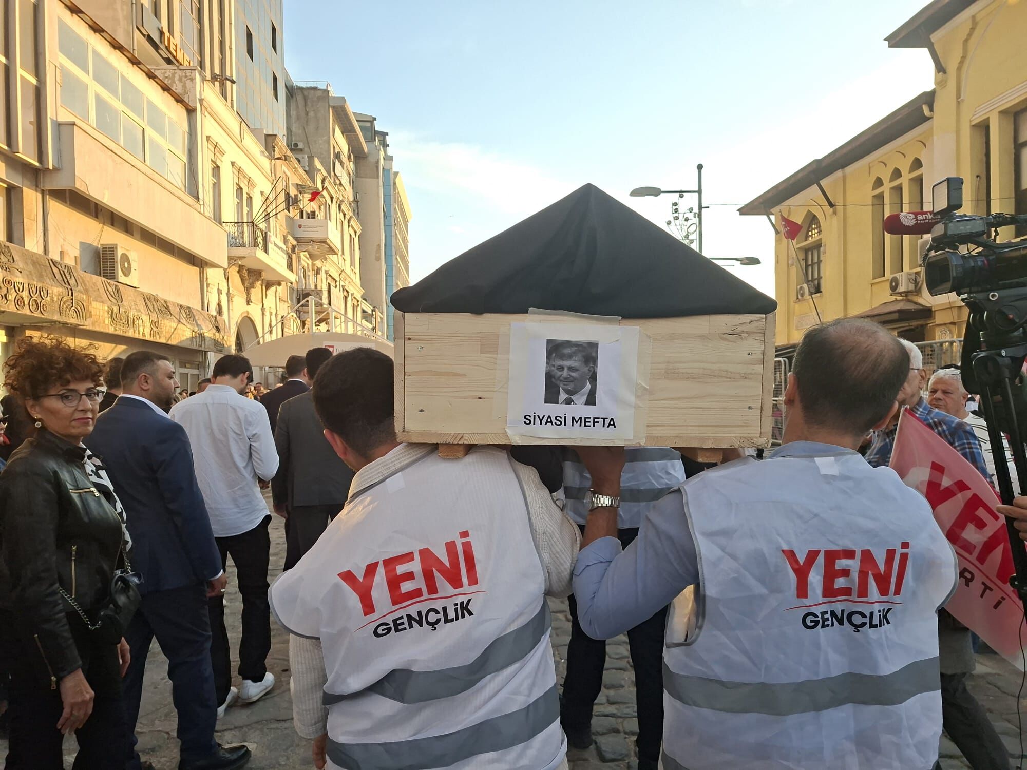 Yeni̇ Parti'den Cemil Tugay Protostosu!-2